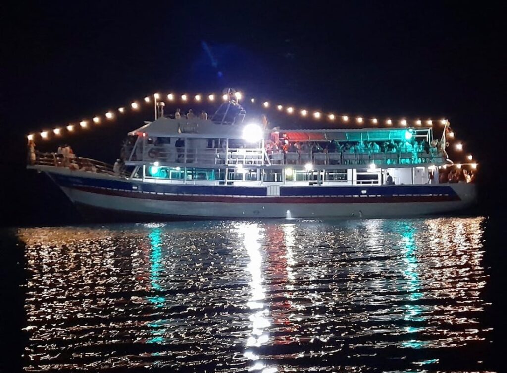Tour de Rumba en Yate por la Bahia en San Andres con Barra Libre