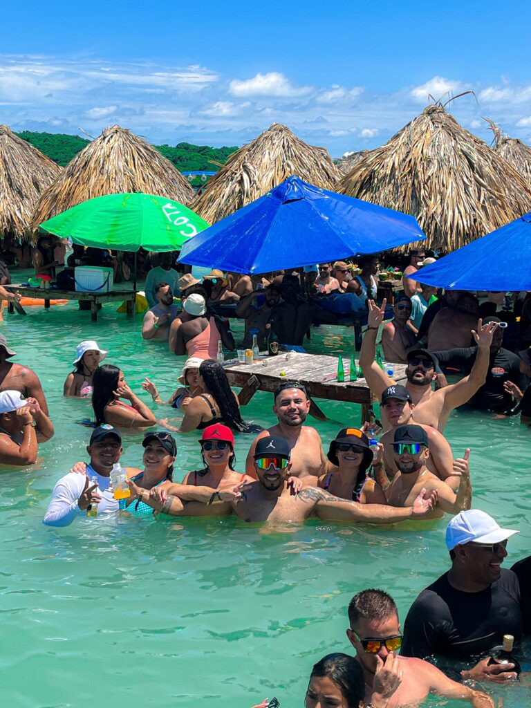 Fiesta en Bote Deportivo a Isla Cholón con Música y Bebidas