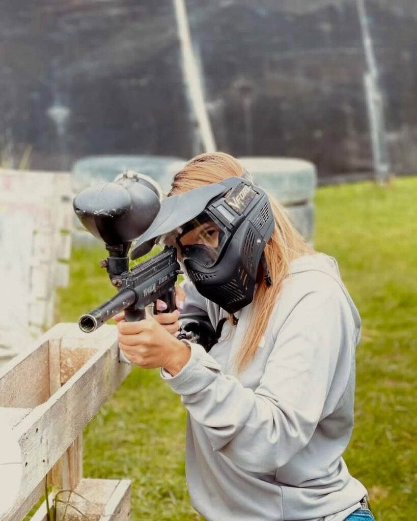 Experiencia de Paintball en Campo Profesional con Obstáculos