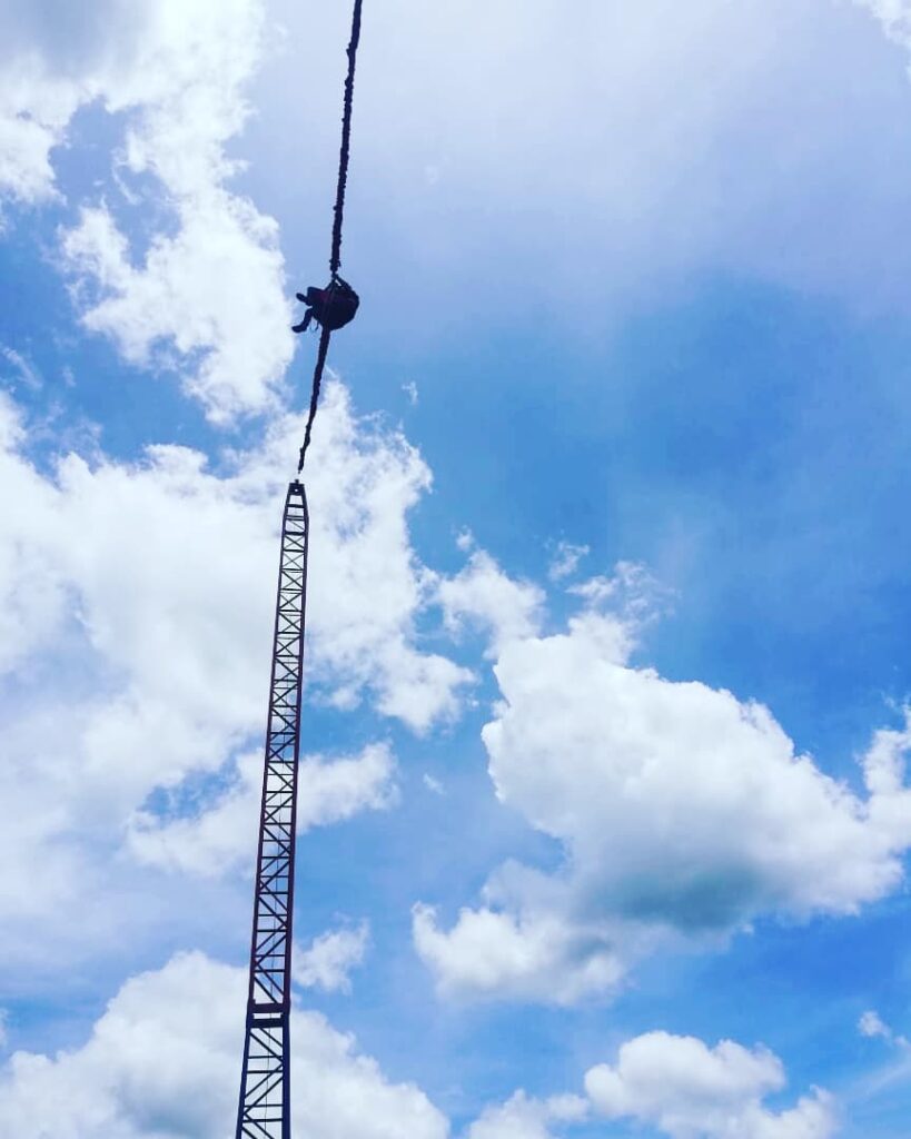 Salto Extremo de 30 Metros: En Pueblo Loco Track La Calera