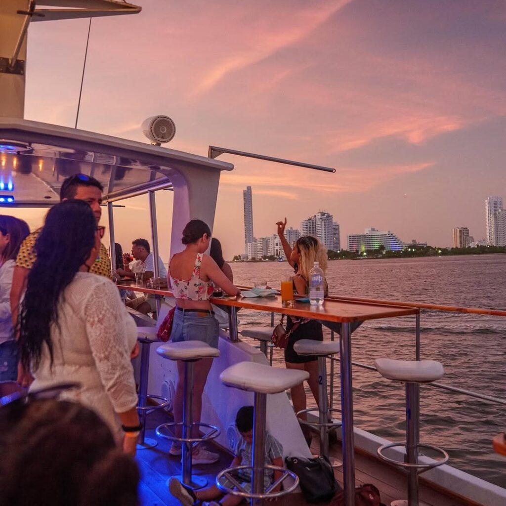 Cena Romántica Nocturna en Barco de Lujo por bahía de Cartagena