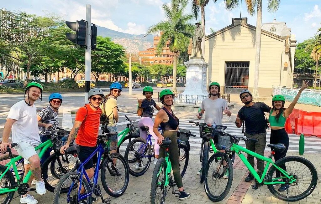 Recorre La Ciudad de Medellin en Bicicleta con Snacks y Bebidas