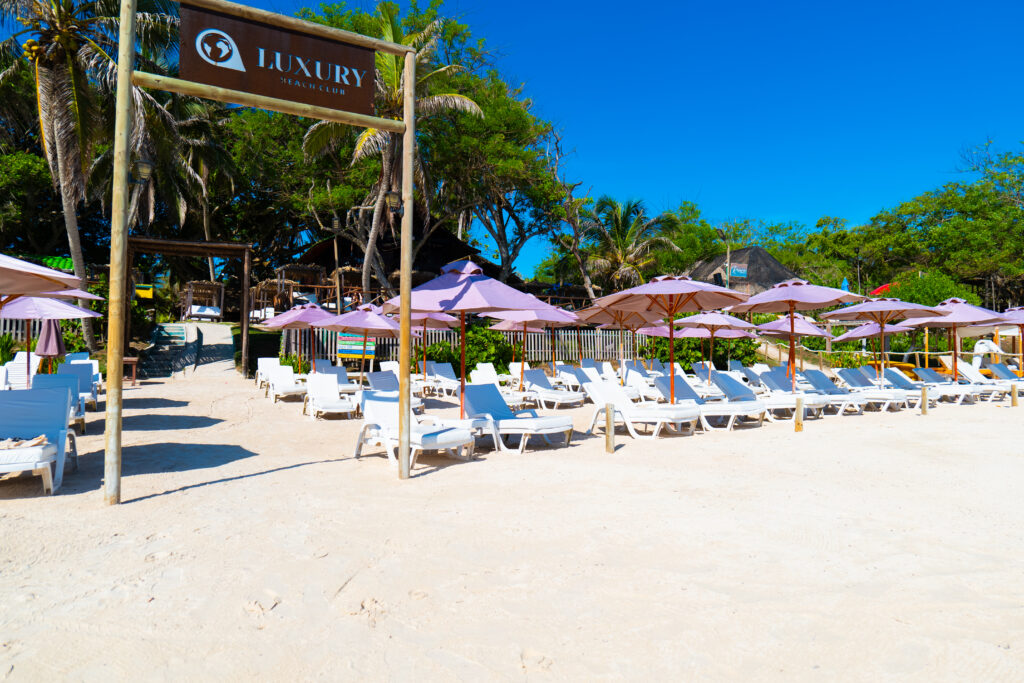 Un Día a Isla Privada Club de Playa Luxury con Alimentación