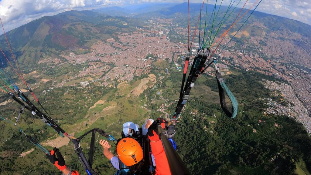 Experiencia en Parapente por los paisajes mas Bonitos de Medellin