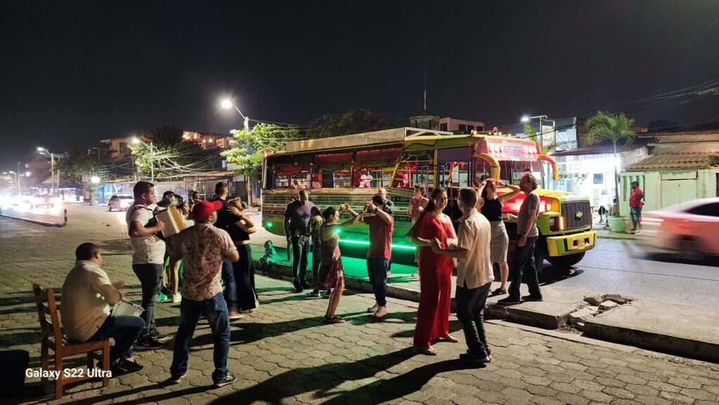 Tour en Chiva Rumbera con Música Fiesta y Diversión en Cartagena