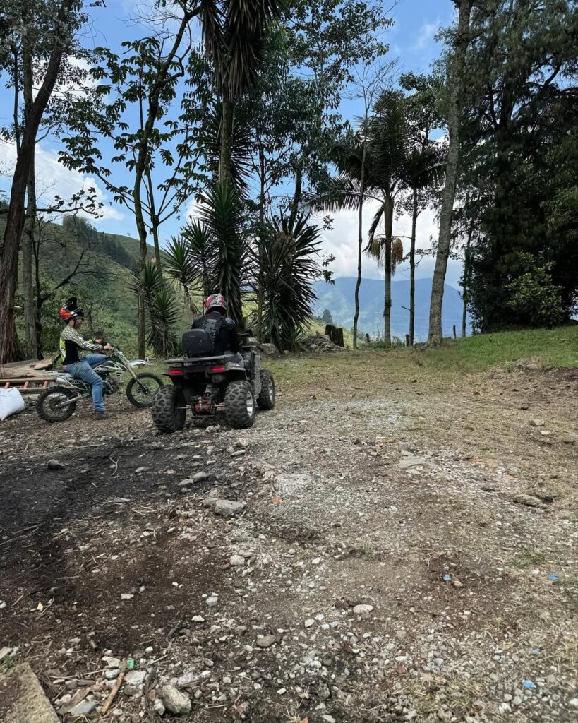 Aventura en Cuatrimoto por las Montañas y Bosques de Medellin
