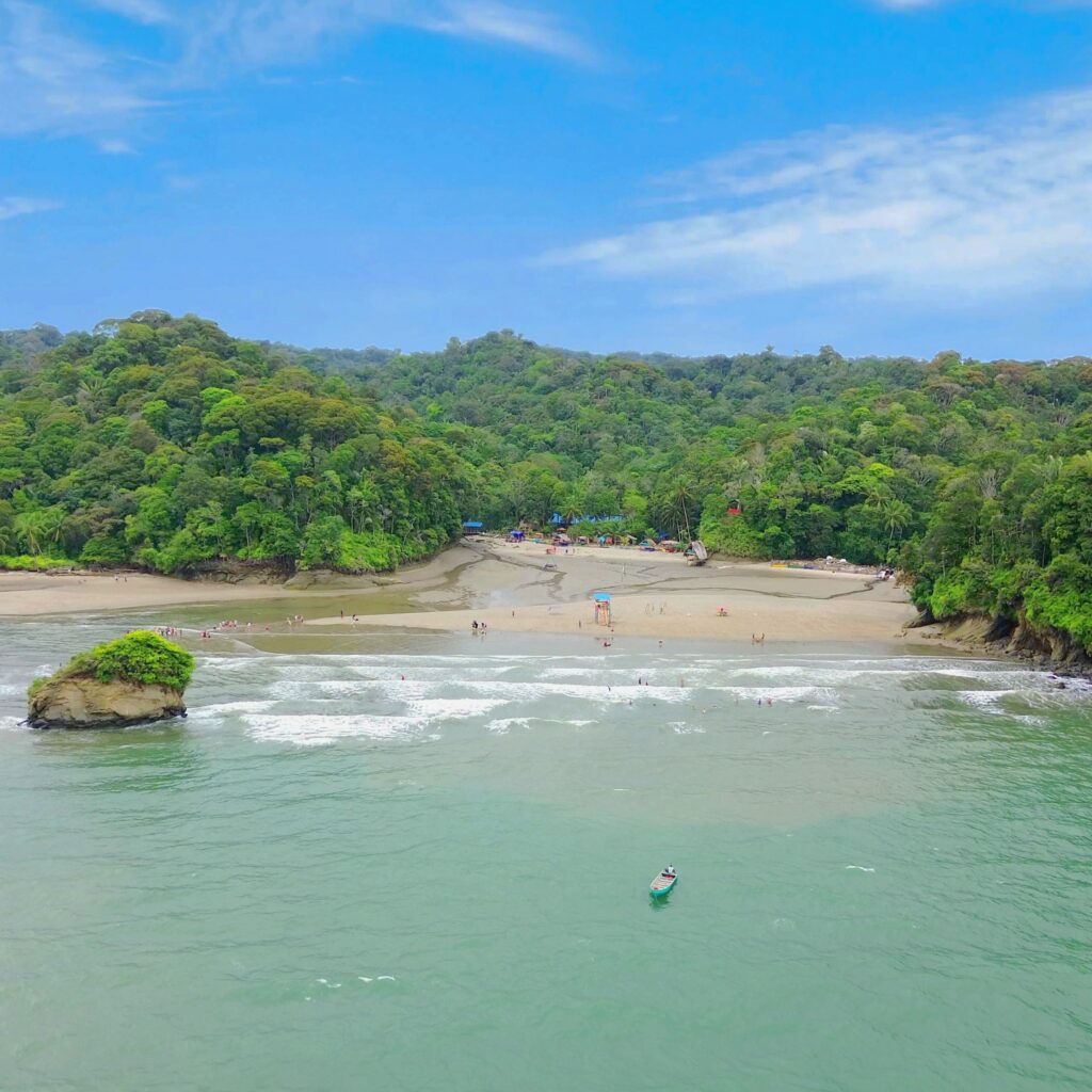 Tour Dia Completo a Paraiso del Pacifico: Playa Dorada + Maguipi