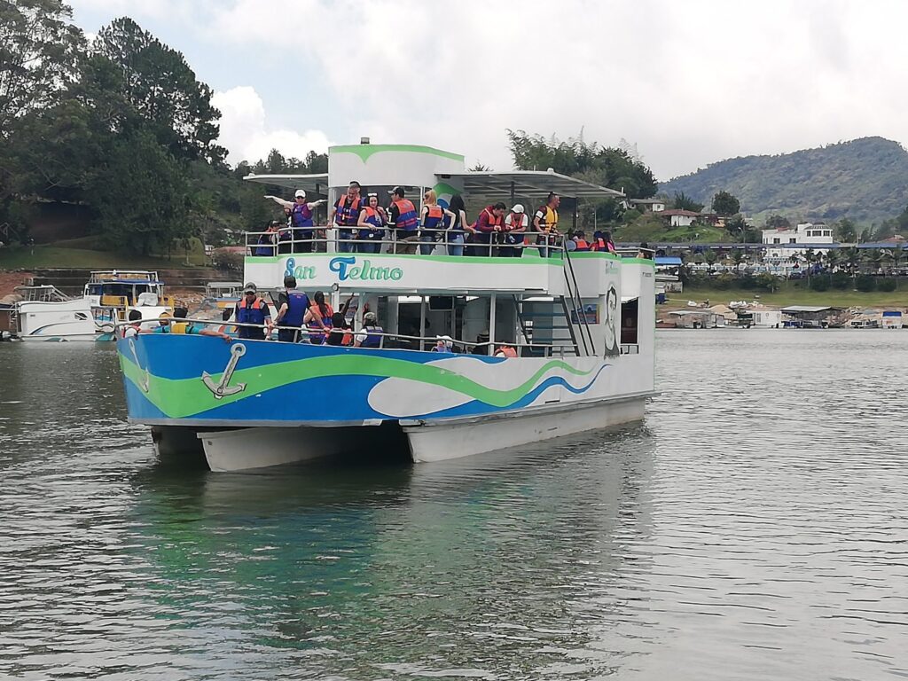 Día Completo a Guatape con Desayuno Almuerzo y Tour en Barco