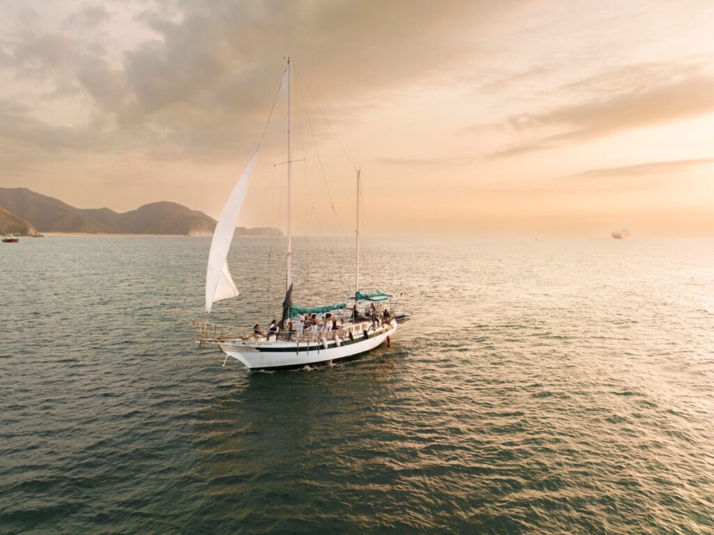 Navega al Parque Tayrona en Velero con Almuerzo, Snorkel y Paddle