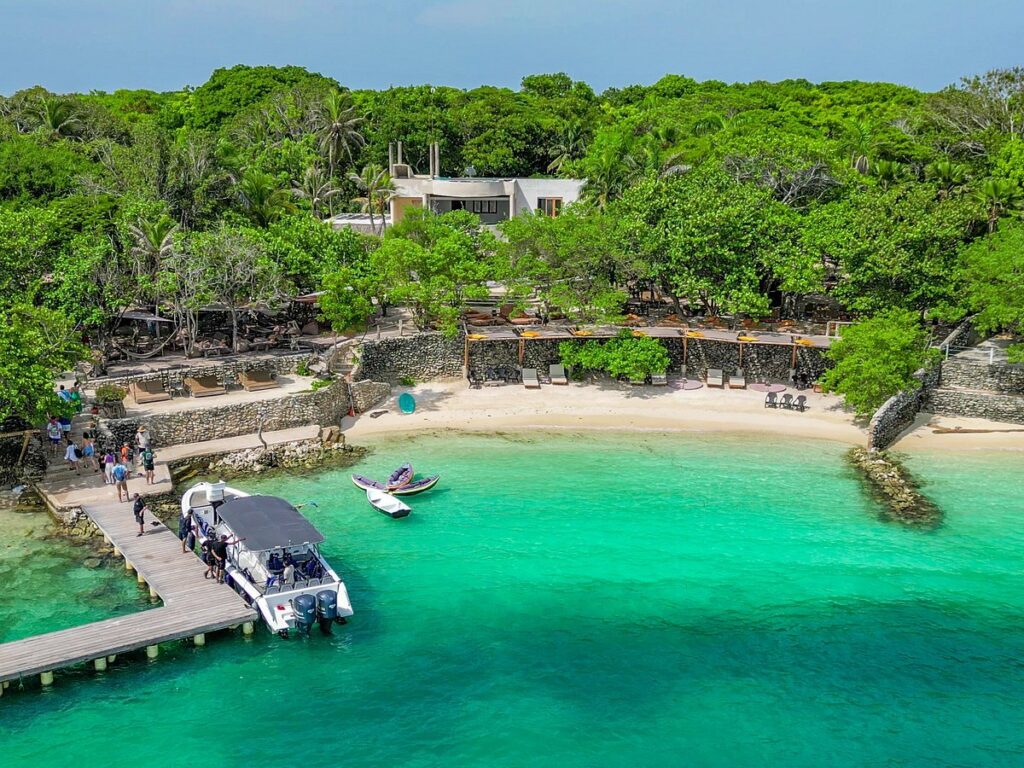 Dia Completo a Isla Privada Paue Beach Club con Full Alimentacion