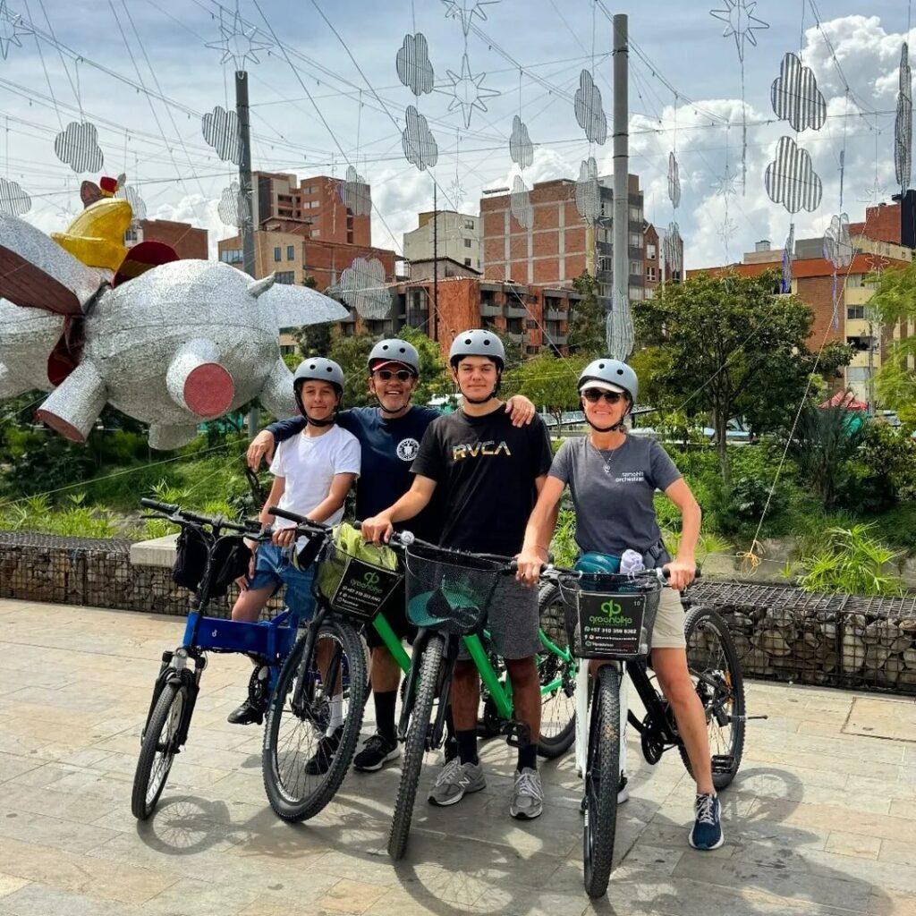Recorre La Ciudad de Medellin en Bicicleta con Snacks y Bebidas