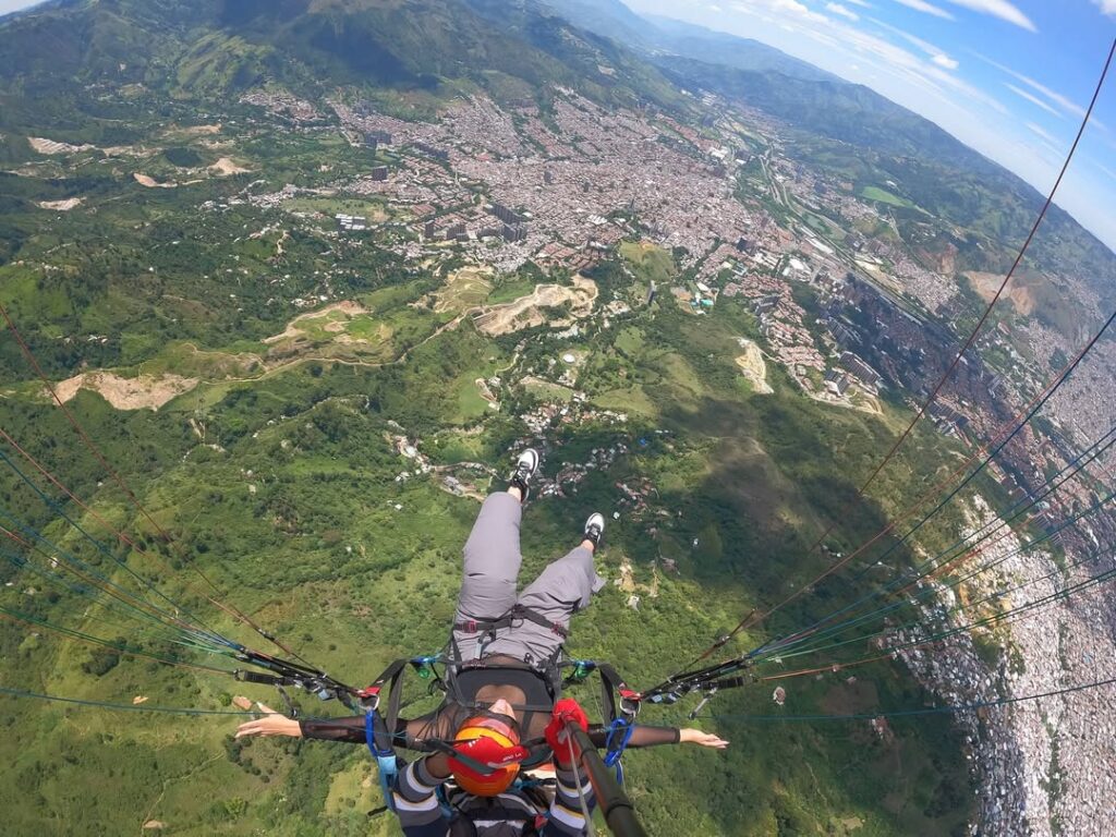 Experiencia en Parapente por los paisajes mas Bonitos de Medellin