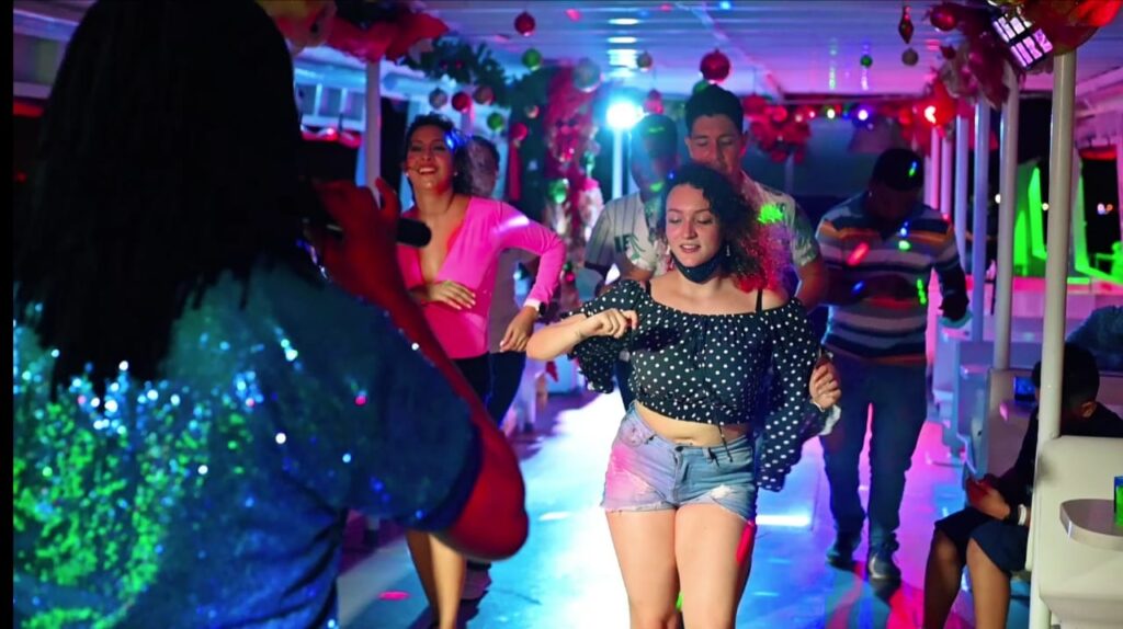 Tour de Rumba en Yate por la Bahia en San Andres con Barra Libre