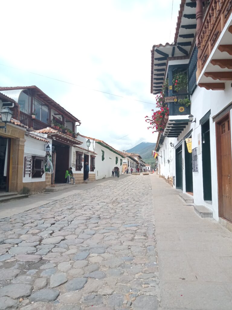 Tour Día Completo a Villa de Leyva y Ráquira Colonial
