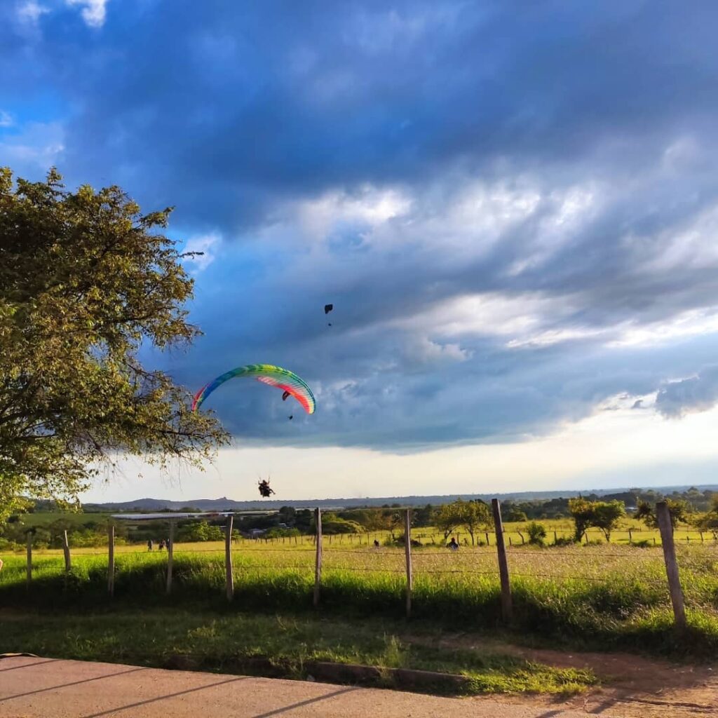 Experiencia en Parapente desde las hermosas montañas del Valle