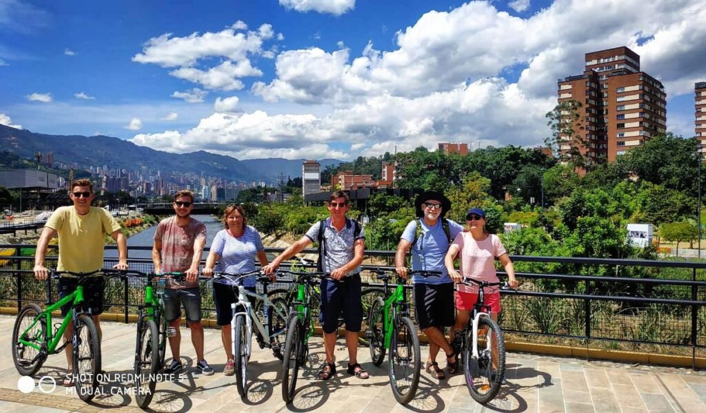 Recorre La Ciudad de Medellin en Bicicleta con Snacks y Bebidas