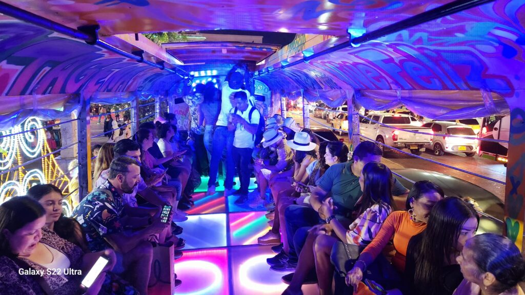 Tour en Chiva Rumbera con Música Fiesta y Diversión en Cartagena