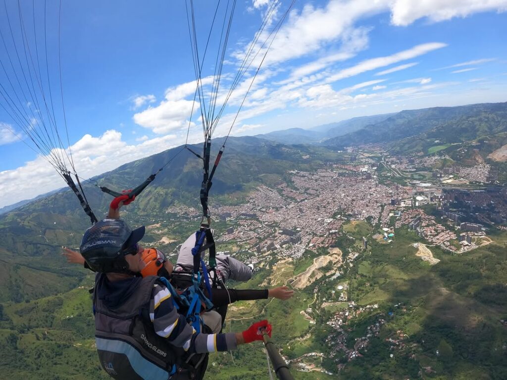 Experiencia en Parapente por los paisajes mas Bonitos de Medellin