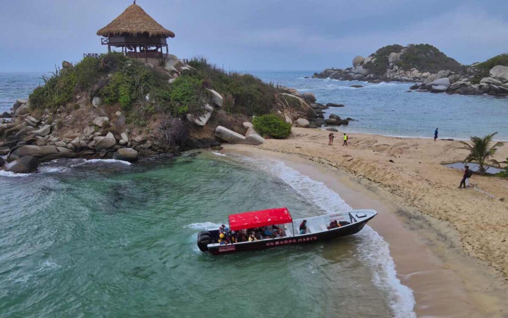 Recorrido a Playa Cabo San Juan del Parque Tayrona en Lancha