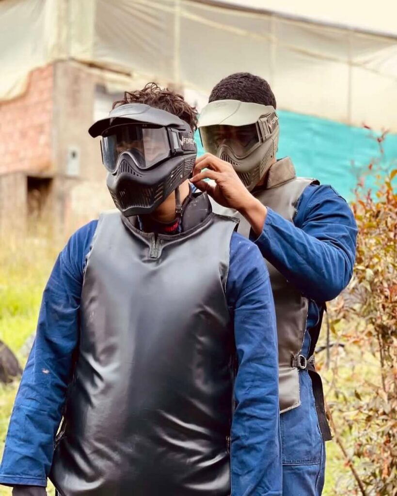 Experiencia de Paintball en Campo Profesional con Obstáculos