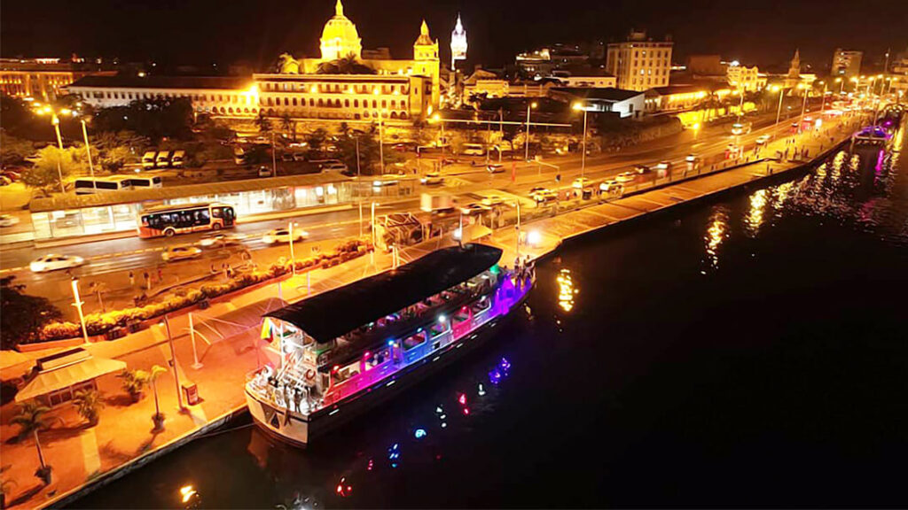 Fiesta Blanca en bahia de Cartagena con Cena Buffet y Bar Abierto