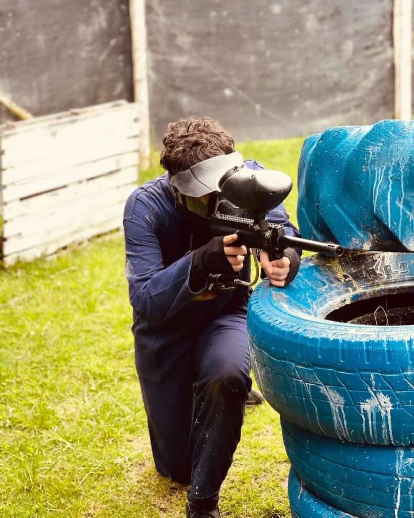 Experiencia de Paintball en Campo Profesional con Obstáculos