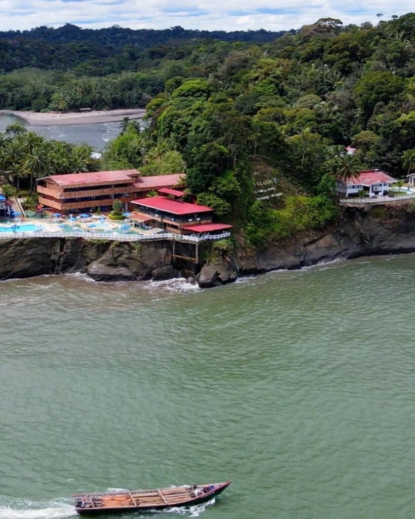 Tour Dia Completo a Paraiso del Pacifico: Playa Dorada + Maguipi