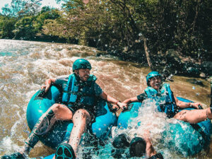 Vive la aventura del tubing extremo en el río Fonce en San Gil