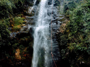 Desciende una impresionante cascada en Juan Curí Santander