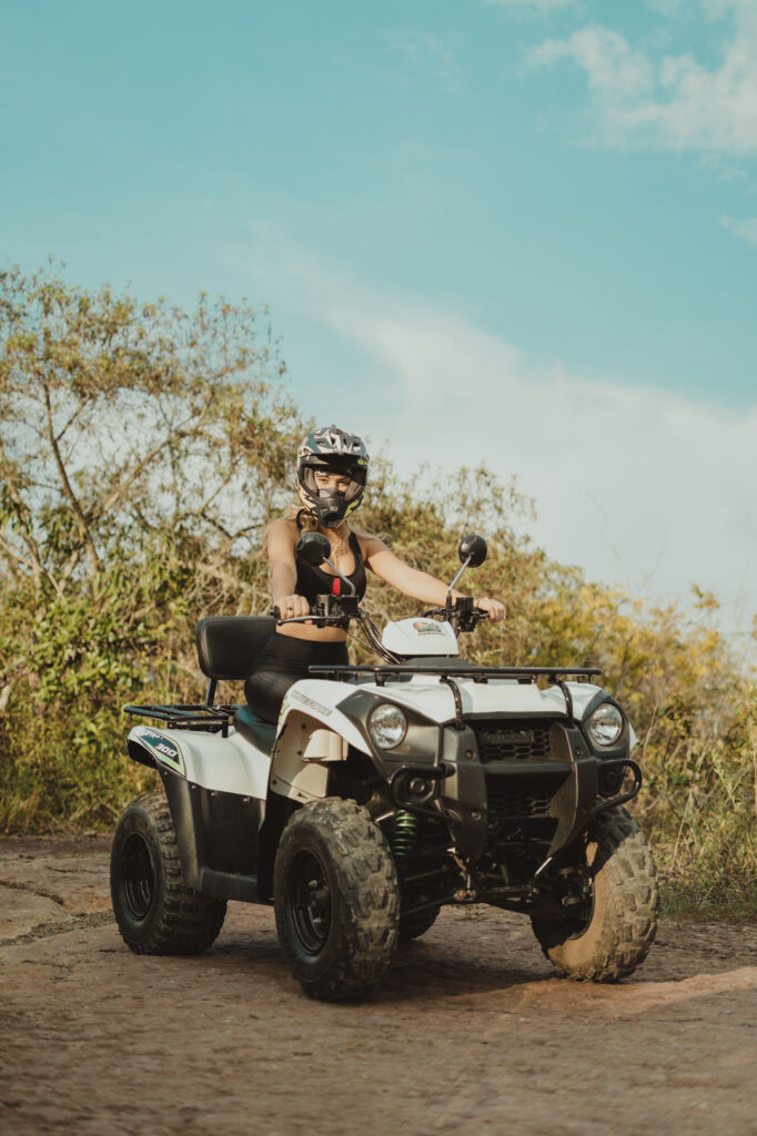Cuatrimotos 4x4 entre montañas, lodo y paisajes increíbles