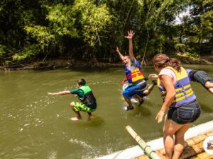 Recorrido en Balsa por el Río la Vieja desde Pereira