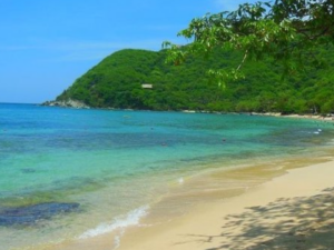 Tour a 3 Playas Mas Bonitas del Parque Tayrona en bote de Lujo