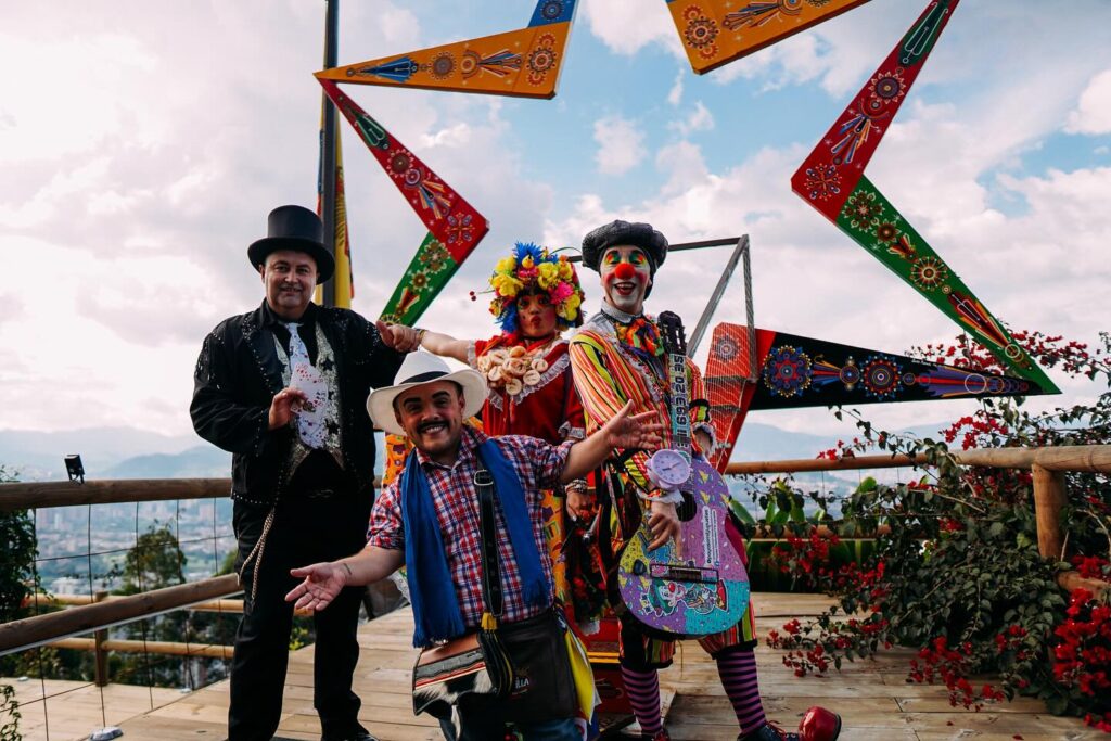 Tour al Mirador La 8va Maravilla: Show, Fiesta y Vista Panorámica