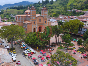 Tour a  Jericó, el Pueblo Donde el Cielo se Ve Entre Balcones