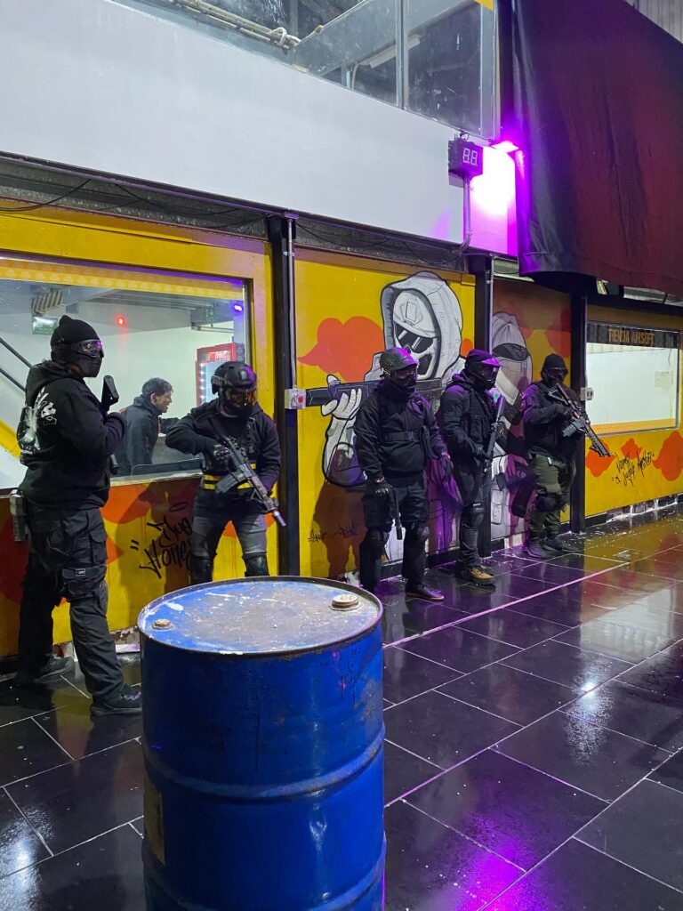 Campo de Airsoft: Experiencia de combate con replica de armas.