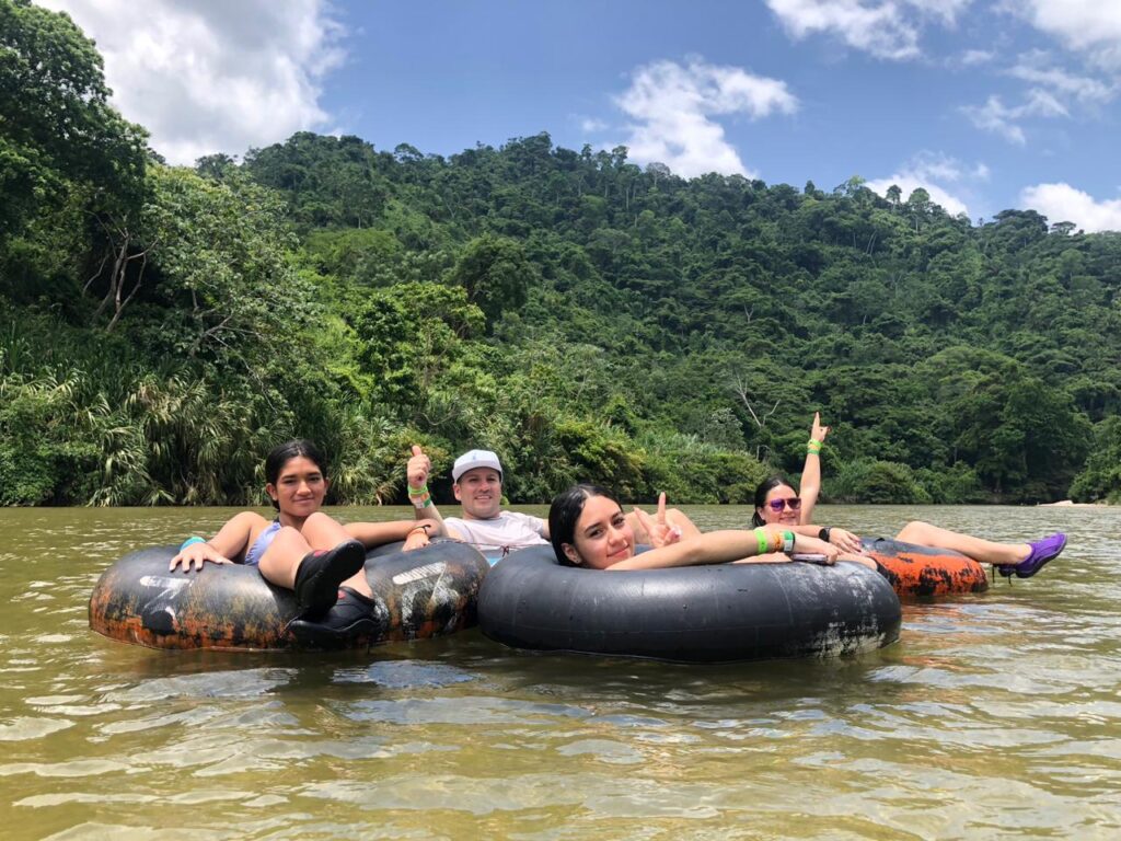 Tour de una dia Completo en Palomino con Tubing Río + Playa