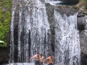 Tour avistamiento de Ballenas con Playa Cucheros, Almuerzo y Cascadas