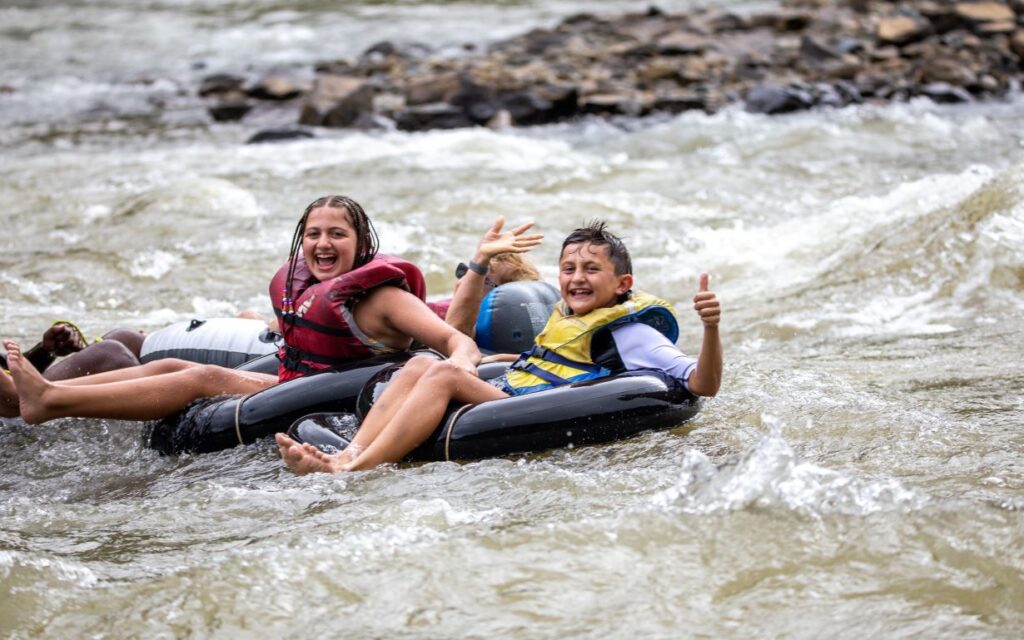 Tubbing en el Río Ariari: Diversión y Naturaleza