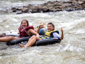 Tubbing en el Río Ariari: Diversión y Naturaleza