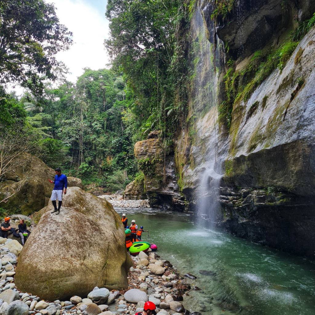 Cañón del Güape: Aventura y Tubing entre Gigantes de Roca