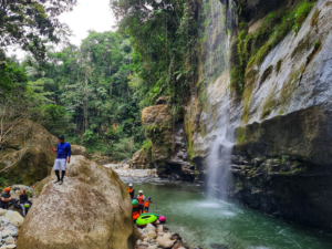 Cañón del Güape: Aventura y Tubing entre Gigantes de Roca
