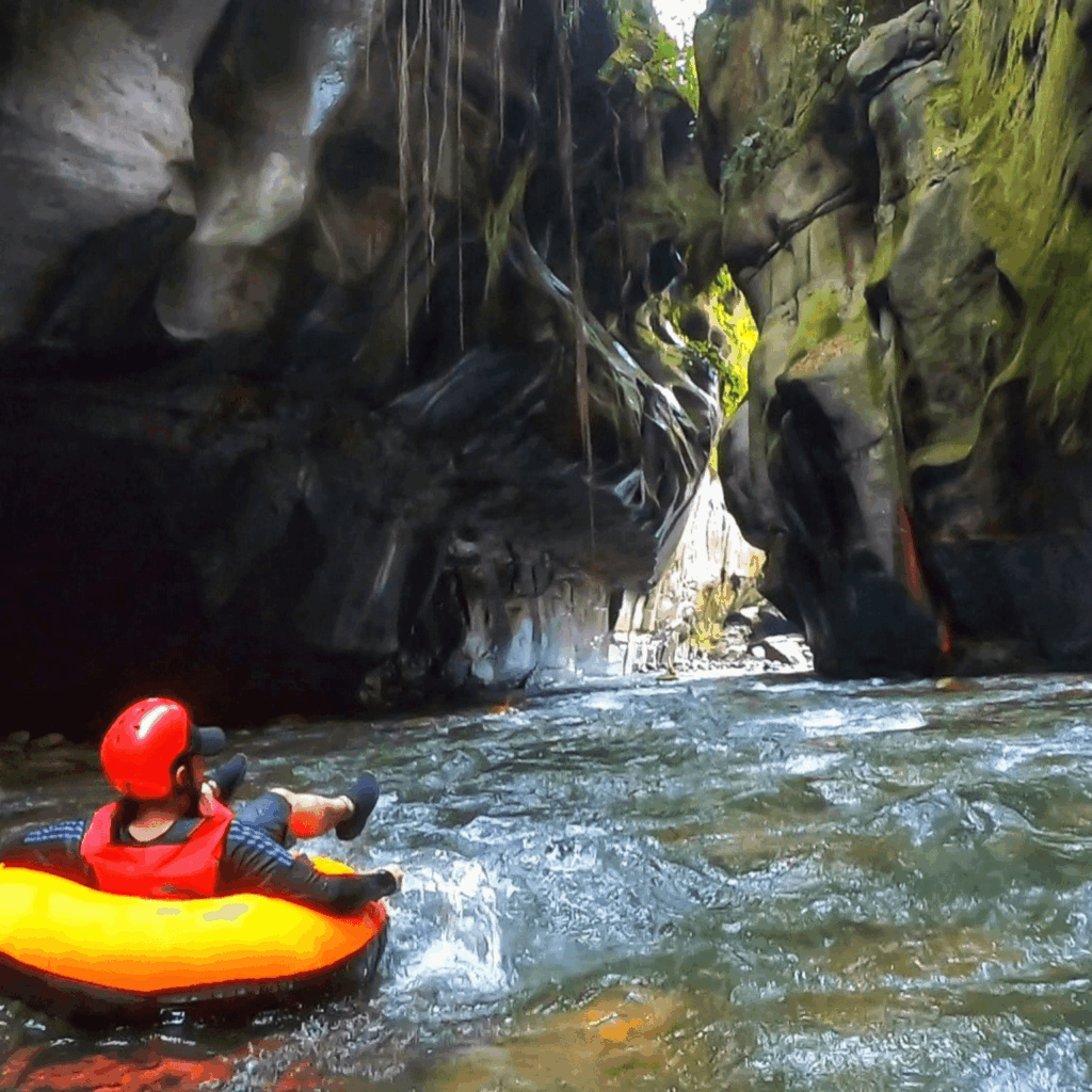 Cañón del Güape: Aventura y Tubing entre Gigantes de Roca
