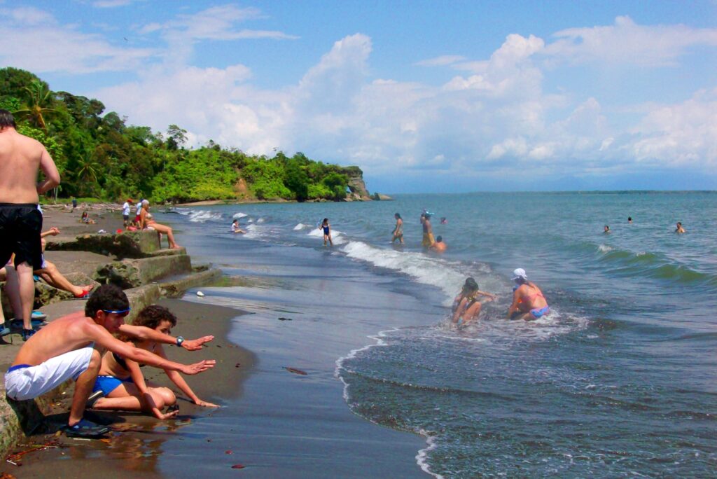 Plan de 2 dias y 1 Noche al Pacifico, Selva, Rio y Playa.
